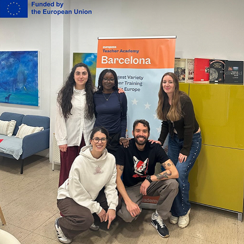 Oben links der Schriftzug: "Funden by the European Union", daneben ein Gruppenbild von 5 lächelnden Jugendlcihen vor einem Schild mit der Aufschrift "Teacher Academy Barcelona".