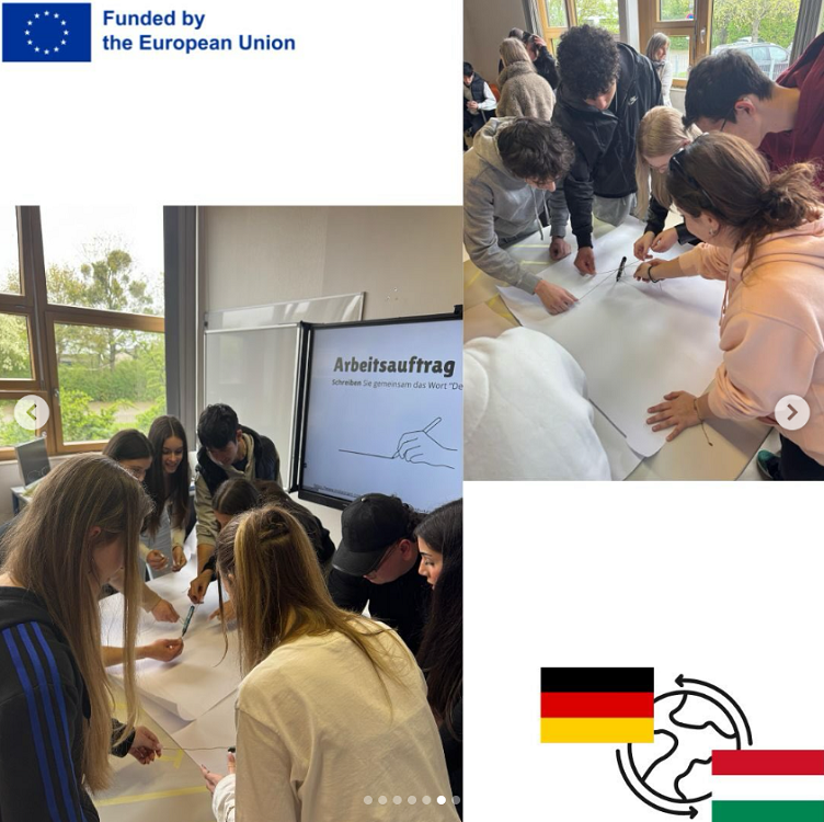 Gruppenarbeit im Austausch: Teilnehmende zeichnen/planen auf großem Papier; im Raum Anzeige „Arbeitsauftrag“; dazu EU‑Förderhinweis und Deutschland‑Ungarn‑Symbol.