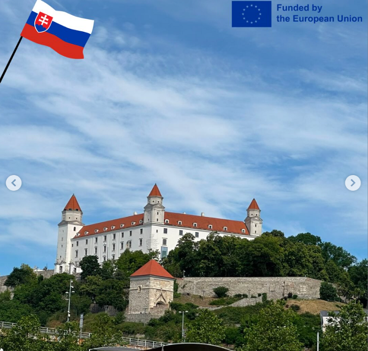 Eindrücke der Exkursion Wien/Bratislava: Ansicht eines historischen Gebäudes. Oben rechts der Schriftzug: "Funded by the European Union".