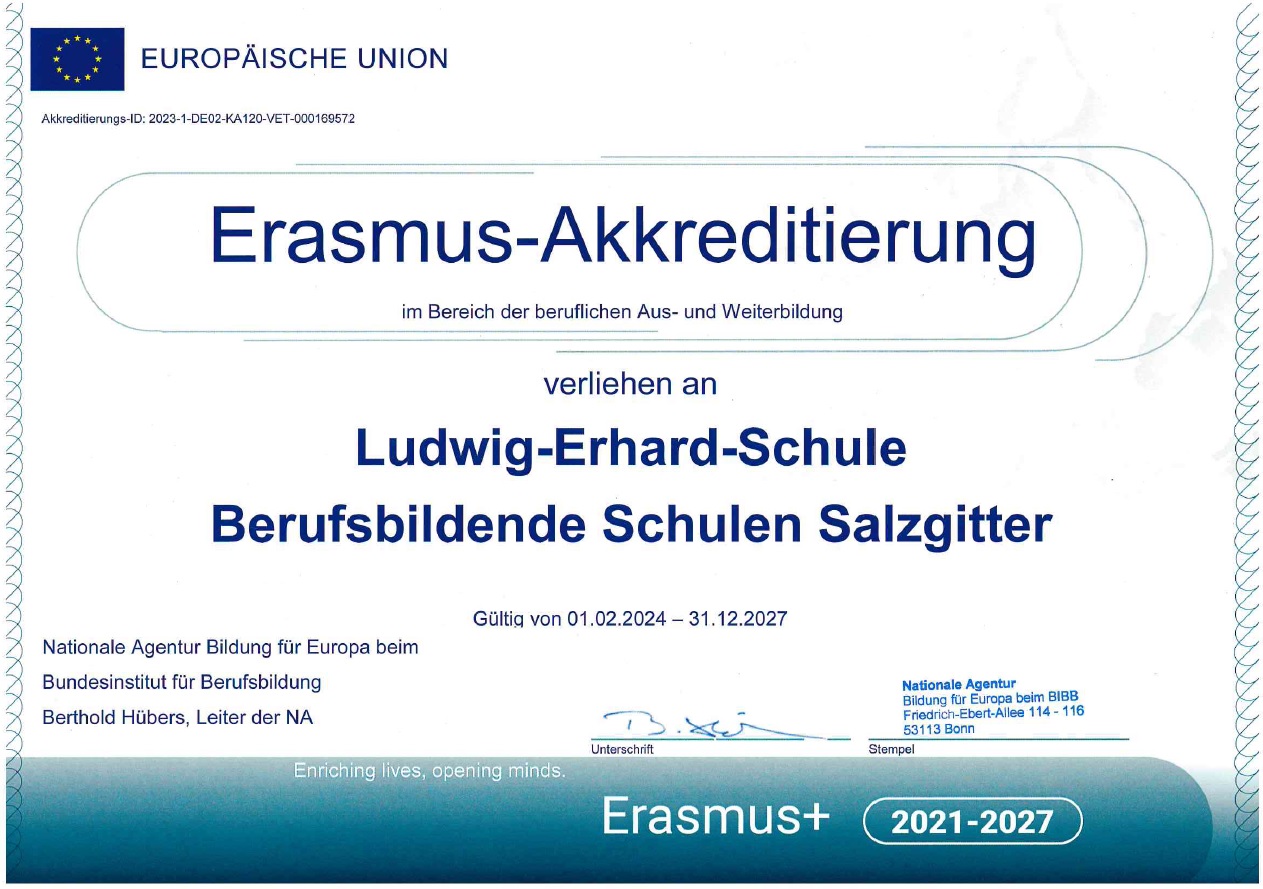 Zertifikat: Erasmus+ Akkreditierung der Schule für den Zeitraum 2024–2027.