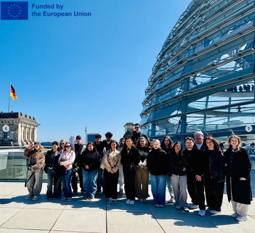 Schülergruppe vor dem Reichstag. Oben links steht: ‘Funded by the European Union’ mit EU-Flagge.