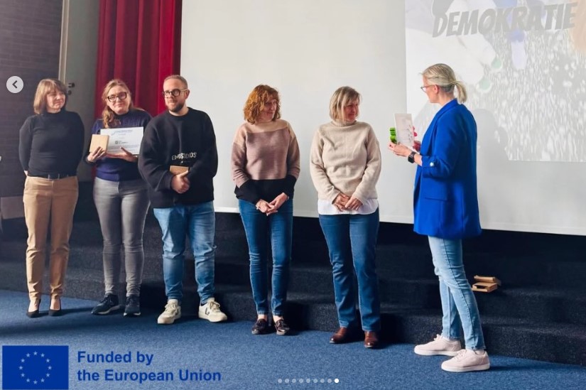 6 Erwachsene vor einer Präsentationsleinwand. 