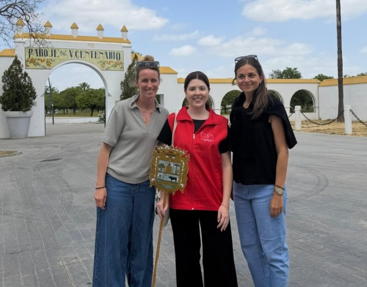 Drei jugendliche M&auml;dchen stehen vor einem Torbogen. Darauf steht: Parque del V. Centenario. 