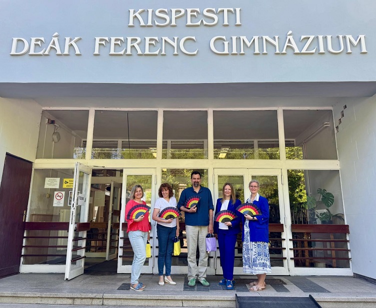 Ein Gruppenbild des Schüleraustauschs nach Ungarn. Die Schüler stehen vor einem Schulgebäude mit ungarischem Schriftzug: Kispesti Deak Ferenc Gimnazium. 