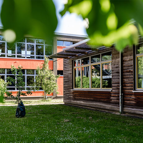 Fassade der Ludwig-Erhard Schule in der Sonne. 