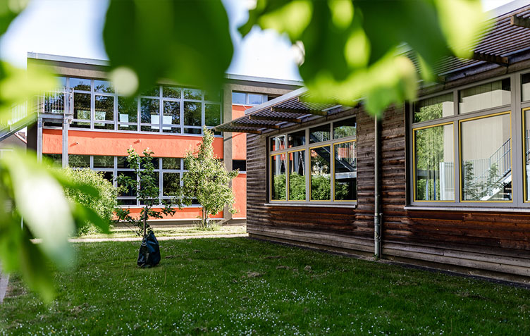 Fassade der Ludwig-Erhard Schule in der Sonne. 