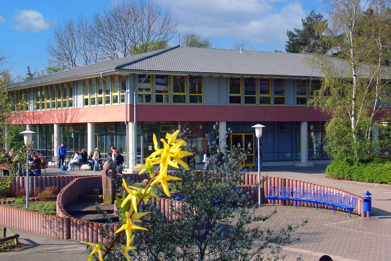 Der Schulhof, und die Fassade, der Ludwig-Erhard-Schule. 